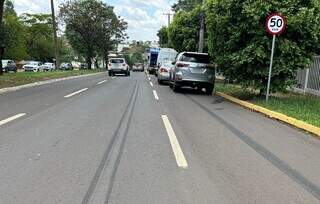 Marcas de pneu deixadas pelo caminhão na Avenida Mato Grosso. (Foto: Fernanda Palheta)