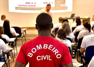 Bombeiro civil, em sala de aula da Capital. (Foto: Arquivo/Campo Grande News)