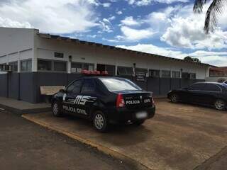 Fachada da delegacia de Chapadão do Sul onde homem foi baleado (Foto: Divulgação)