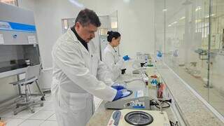 Octávio em laboratório onde são desenvolvidas as pesquisas (Foto: Divulgação)