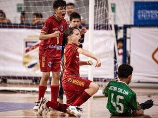 Jogadores sul-mato-grossenes (de vermelho) comemorando gol (Foto: @fotografoborges1)