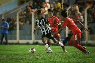 Jogadoras disputam a posse da bola no gramado do Jacques da Luz, em Campo Grande. (Foto: Rodrigo Moreira/FFMS)