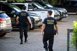 Policiais federais no estacionamento do Tribunal de Justiça de Mato Grosso do Sul (Foto: Henrique Kawaminami)