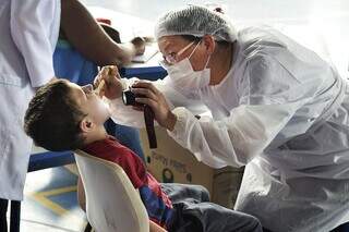 Estudante passa por atendimento com dentista (Foto: Mauro Pedroso)