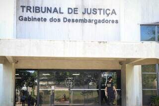 Policiais federais durante operação no Tribunal de Justiça de Mato Grosso do Sul. (Foto: Henrique Kawaminami)