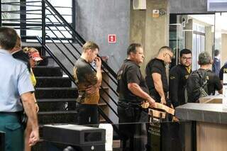 Movimentação de policiais federais nesta manhã do Tribunal de Justiça de Mato Grosso do Sul (Foto: Henrique Kawaminami) 