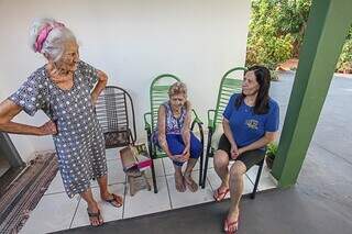 Da esquerda para a direita, Dilma, Elizena e Rosa na varanda da casa de alvenaria (Foto: Paulo Francis)