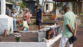 Homenagens no Cemitério Santo Amaro, no Dia de Finados do ano passado (Foto: Alex Oliveira/Arquivo)