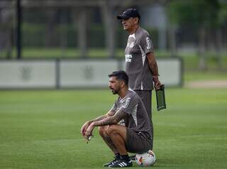 Técnico Ramón Díaz, em pé, observa treino acompanhado do filho, o auxiliar Emiliano Díaz (Foto: Rodrigo Coca/Agência Corinthians)