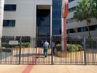 Entrada do Fórum em Campo Grande fechada por causa de operação da Polícia Federal nesta quinta-feira (Foto: Bruna Marques)