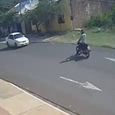 Motociclista é arremessado por carro dirigindo na contramão