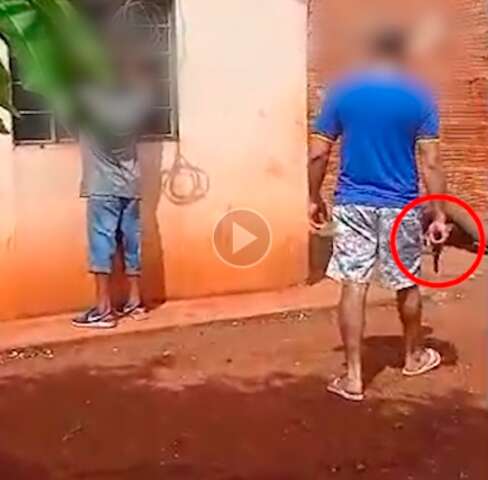 &ldquo;Boca cheia de formiga&rdquo;: armado, casal amea&ccedil;a jovem suspeito de furto