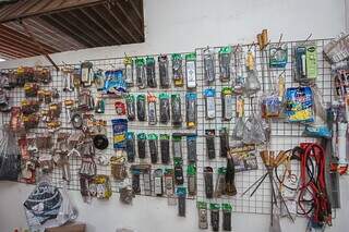 Loja vende controles remotos e até espetos para assar carne (Foto: Paulo Francis)