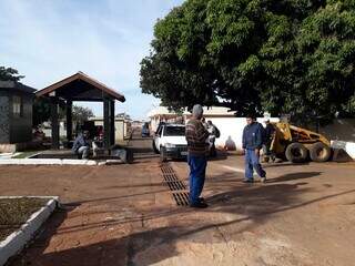 Equipe faz manutenção em cemitério de Campo Grande (Foto: Divulgação/Sisep)