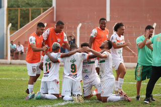 Jogadores do Naviraiense celebram gol na Série B (Foto: Rodrigo Moreira/FFMS)