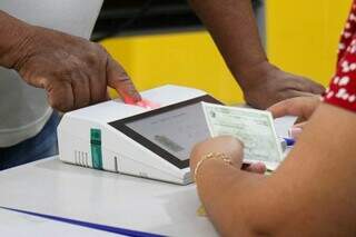 Eleitor passando pela biometria para poder votar. (Foto: Henrique Kawaminami/Arquivo)