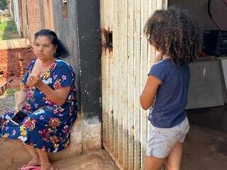 Odete e a netinha na frente de casa durante a entrevista (Foto: Marcos Maluf)