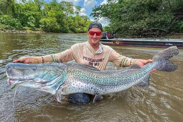 Pescador de MS fisga dois pintados com &quot;tamanho de gente&quot; no Rio Dourados