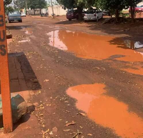 Ap&oacute;s chuva, lamaceiro toma conta de rua da UPA Santa M&ocirc;nica