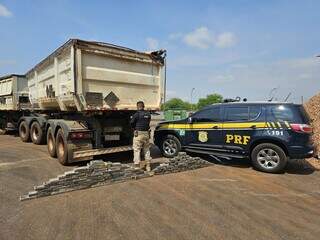 Tabletes de droga encontrados dentro do semirreboque da Scania (Foto: Divulgação | PRF)