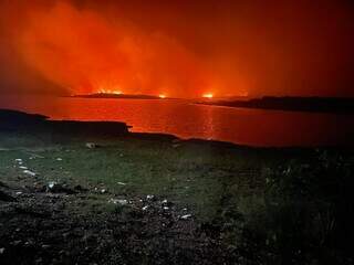 À noite, fogo se evidencia e mostra extensão do prejuízo no Pantanal (Foto/IHP/Divulgação)