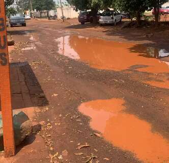 Após chuva, lamaceiro toma conta de rua da UPA Santa Mônica