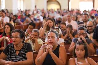 Pessoas rezando em missa na Paróquia Nossa Senhora do Perpétuo Socorro, em Campo Grande