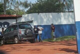 Movimentação em frente à clínica durante ação policial nesta tarde (Foto: Paulo Francis)