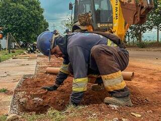 Funcionário da Águas Guariroba trabalhando na implantação de esgoto, em bairro de Campo Grande (Foto: Marcos Maluf)