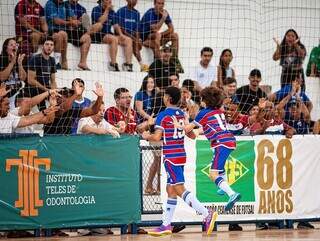 Time da casa, Fortaleza venceu o Bayern/Pezão e jogadores foram comemorar com a torcida (Foto:  @fotografoborges1)