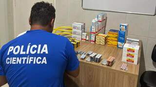 Perito fiscalizando medicações encontradas no local (Foto: Divulgação | MNPCT)