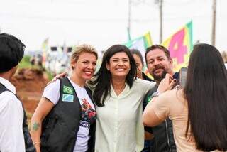 Rose Modesto ao lado de apoiadores na região Lagoa (Foto: Henrique Kawaminami)