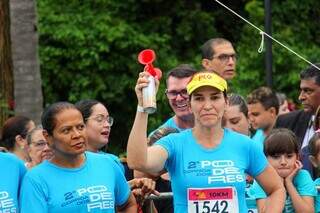 Primeira-dama Mônica Riedel deu largada na corrida infantil (Foto: Juliano Almeida)