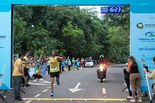 Alan Ferreira, de 22 anos, cruzando a linha de chegada em 1º (Foto: Juliano Almeida)