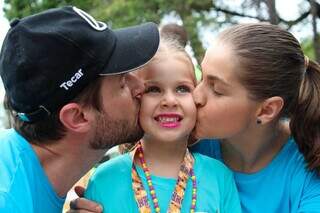 Daiane Perlin, o marido e a filha de 4 anos, Maria Perlin, vencedora da categoria de 3 a 4 anos (Foto: Juliano Almeida)