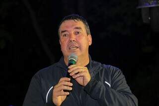 Eduardo Riedel em discurso ao final da Corrida dos Poderes (Foto: Juliano Almeida)