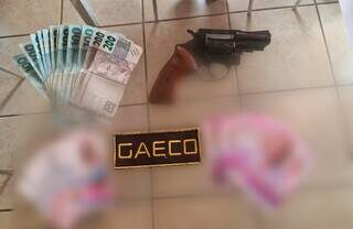 Dinheiro, arma e santinho apreendidos durante a operação do GAECO (Foto: Divulgação)