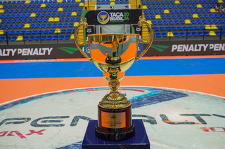 Troféu da Taça Brasil de Clubes de futsal feminino (Foto: Divulgação) 