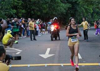 Mariana Rodrigues cruzando a linha de chegada no Parque dos Poderes (Foto: Juliano Almeida)