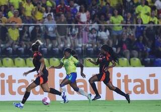 Jogadoras da Seleção Brasileira e Colombiana no Estádio Kleber Andrade (Foto: Lívia Villas Boas/CBF)