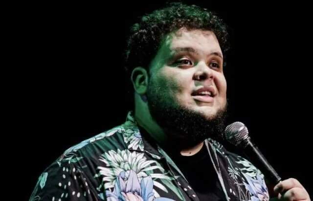 Domingo tem Slam Plural e show com comediante Victor Ahmar  