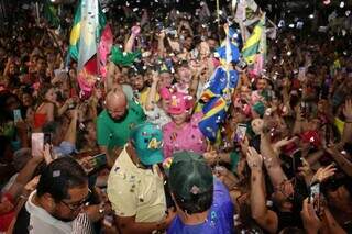 Adriane Lopes chegou em meio aos apoiadores em seu comitê (Foto: Osmar Veiga)