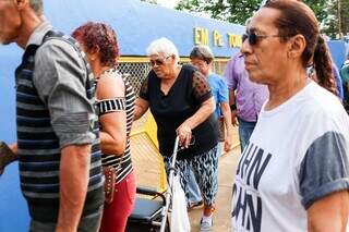 Marilda (de blusa preta) chegando ao local de votação, que concentra o maior número de eleitores em Campo Grande (Foto: Henrique Kawaminami)