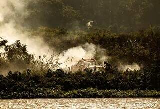 Bombeiros em combate ao incêndio no Pantanal (Foto: Divulgação/Corpo de Bombeiros)