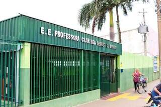 Entrada da Escola Estadual Professora Clarinda Mendes de Aquino (Foto: Henrique Kawaminami)