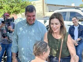 Governador Eduardo Riedel e a primeira-dama, Mônica Riedel, cumprimentam eleitora (Foto: Marcos Maluf)