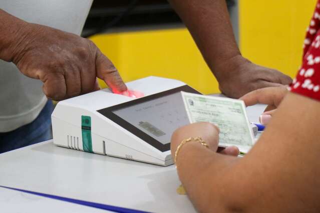  Elei&ccedil;&atilde;o come&ccedil;a tranquila e TRE troca apenas 1 urna na primeira hora de vota&ccedil;&atilde;o 