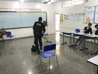 Guarda faz limpeza em local de votação infestado por formigas. (Foto: Direto das Ruas)