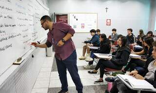 Professor lecionando temas do Enem em sala de aula (Foto: José Cruz/Agência Brasil)