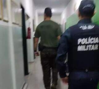 Polícia Militar durante atendimento de ocorrência de crime eleitoral na Escola Estadual Professora Clarinda Mendes de Aquino, em Campo Grande (Foto: Direto das Ruas)